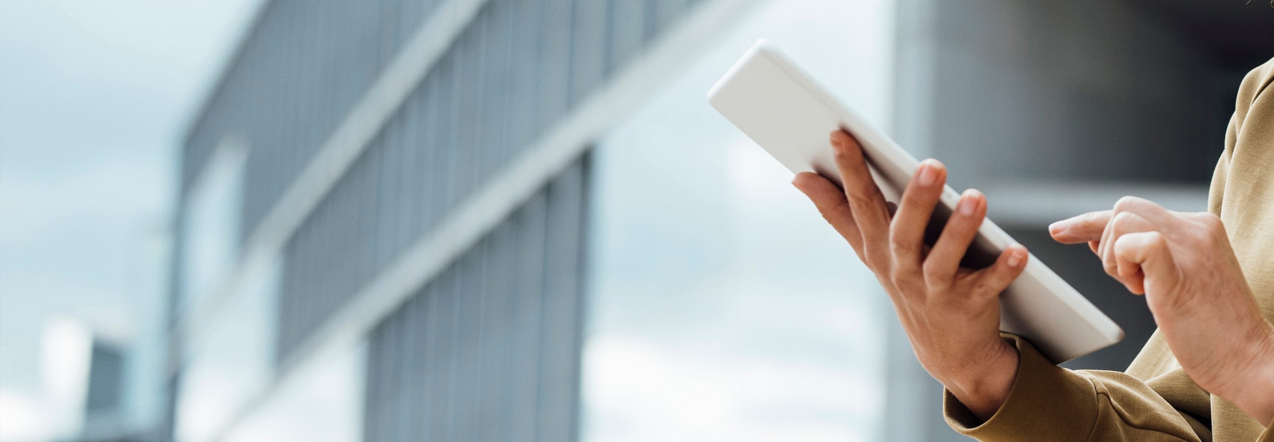 Hand tippt auf Tablet